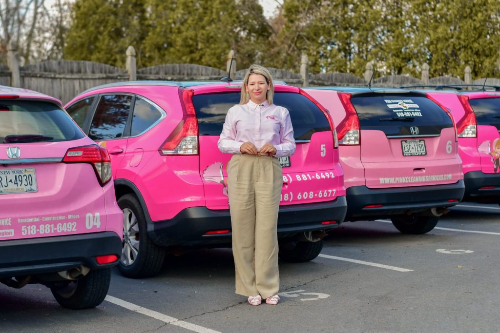 Nos EUA, empresária brasileira cria modelo competitivo ao unir padrão americano e execução brasileira