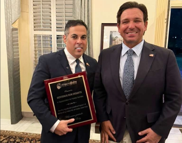 Richard Harary, CEO da MacroBaby, se encontra com o governador da Flórida, Ron DeSantis